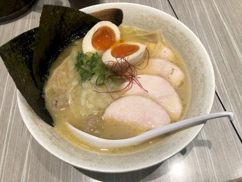 「写真のラーメンのお店どこかわかる人います」の質問画像