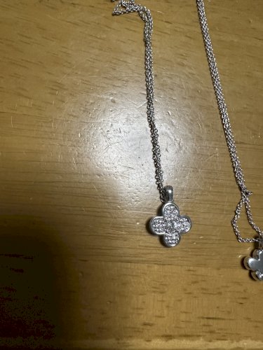 「このネックレス、どこのブランドかわかる方」の質問画像