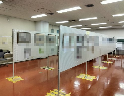 「どう思う？展示パネルの転倒防止対策の○○」の質問画像