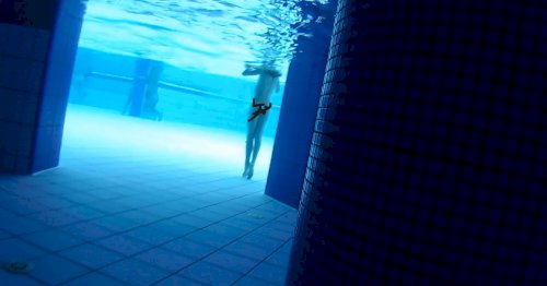 「全裸で泳げるプール」の質問画像