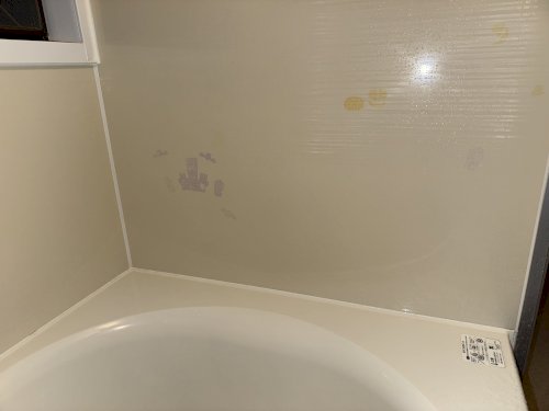 「子どもたちが浴室に貼り付けたジェルシール」の質問画像