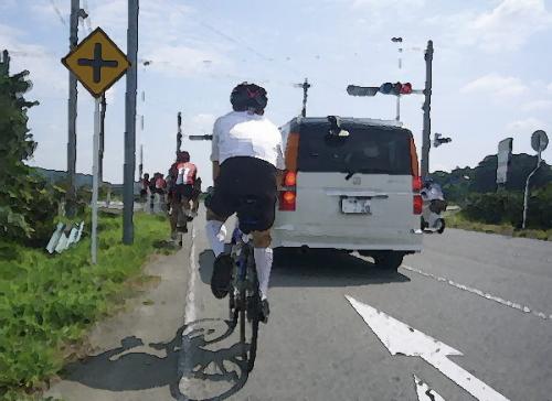 「車に距離を置かせる自転車？」の質問画像