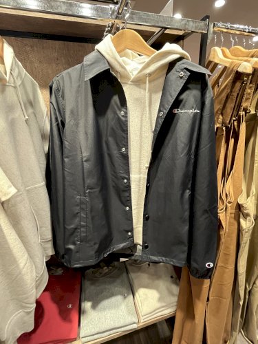 「かっこいいですか？ この服 28歳です」の質問画像