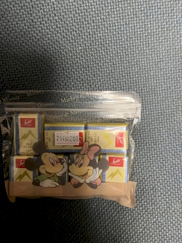 「秋田駅の中で東南アジア系の女性がお菓子を」の質問画像