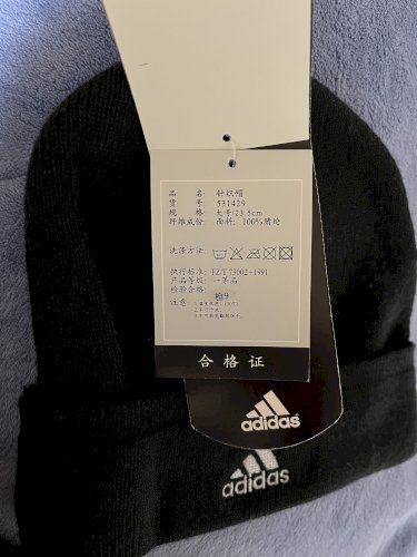 「貰い物のadidasニット帽のタグが中国」の質問画像