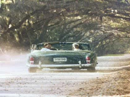 「この写真の車名を教えてください」の質問画像