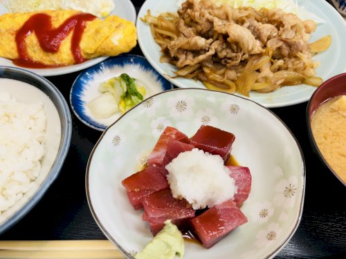 「今夜の夕食はオムレツ生姜焼き定食（マグロ」の質問画像