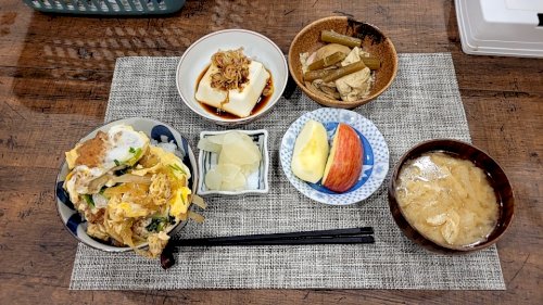 「このカツ丼を見てどう思いますか？」の質問画像