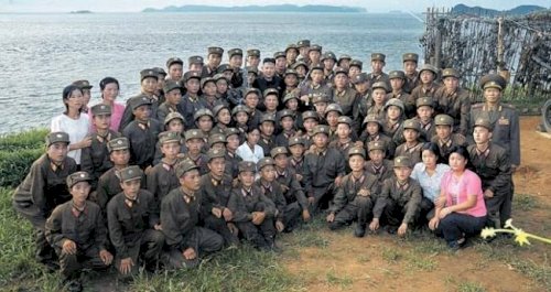 「北朝鮮の軍隊のこの写真」の質問画像
