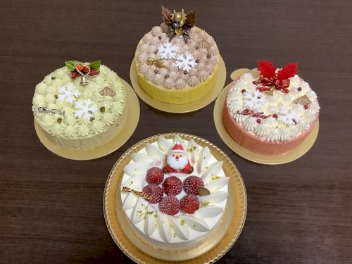 「2023年のクリスマスのホールケーキです」の質問画像