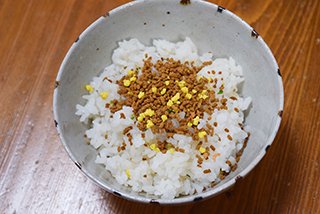 日清食品から“カップヌードル味のふりかけ”が登場!そのお味は!?