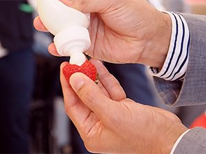 くり抜いた部分にホイップクリームを流し込む
