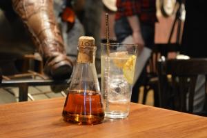 「秘密の液体」を注いで飲むスタイルのドリンクメニュー。