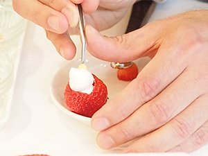 ピンセットでクリームの上にトッピングする