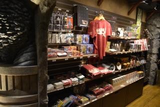 怪獣酒場 新橋蒸留所のグッズ売り場。