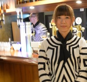 怪獣酒場 新橋蒸留所店員のお兄さんとお姉さん。