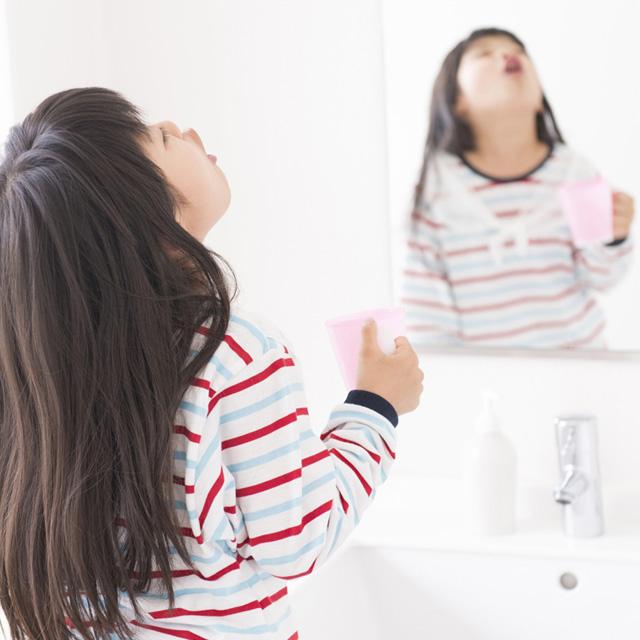 緑茶や塩は有効?専門家に聞いた正しいうがいの方法