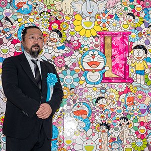作品「あんなこといいな 出来たらいいな」の前でフォトセッションに応じる村上隆氏
