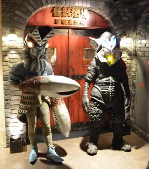 怪獣酒場 新橋蒸留所の入り口にたたずむバルタン星人とメフィラス星人。