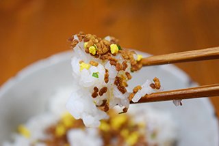 日清食品から“カップヌードル味のふりかけ”が登場!そのお味は!?